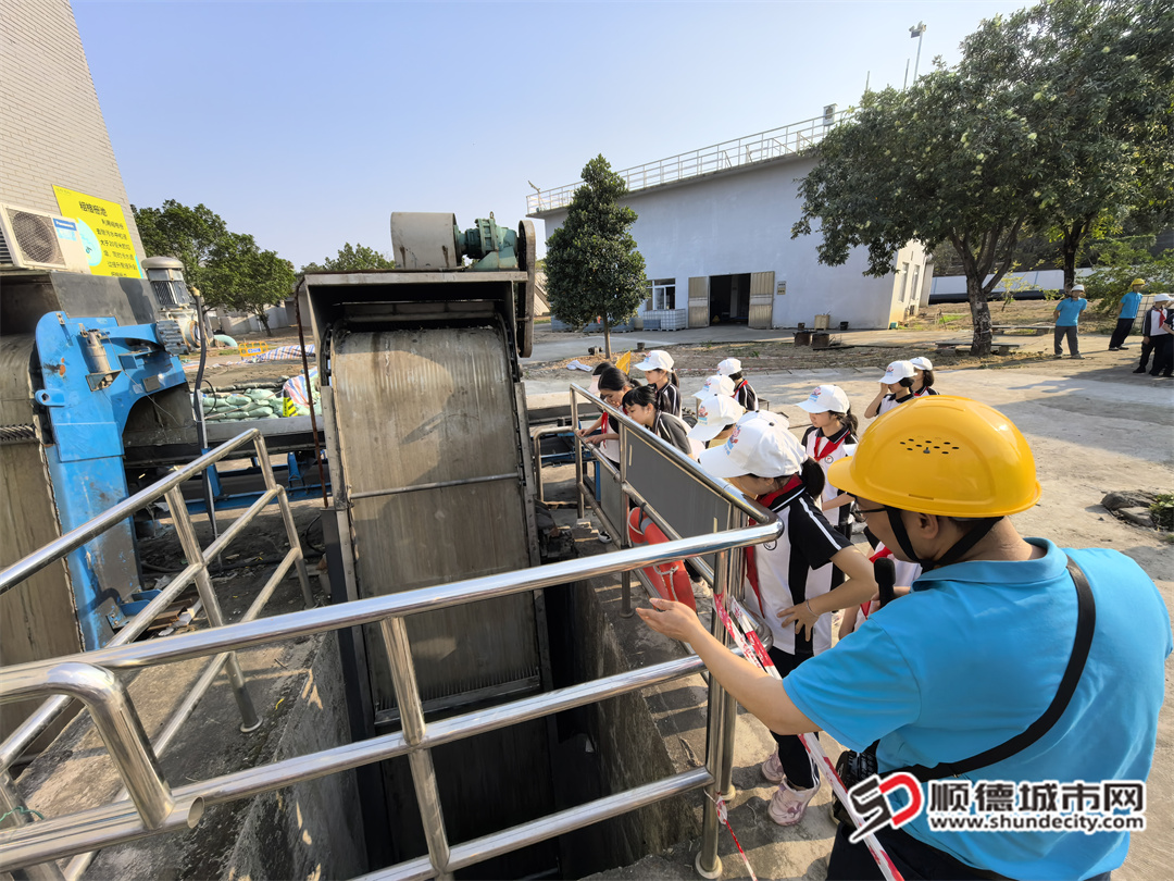 顺峰小学学生围观臭臭的粗格栅.jpg