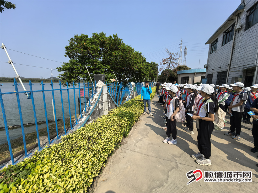 顺峰小学实地观看西江取水口.jpg