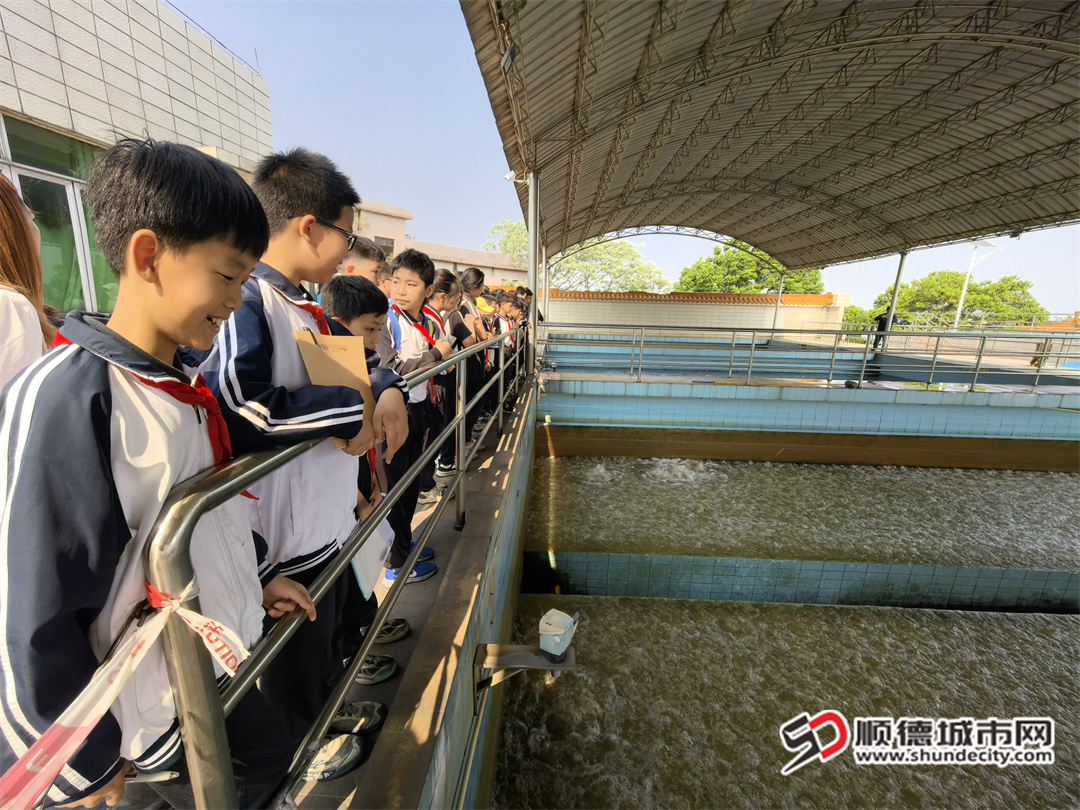 仓门小学学生观看絮凝池操作现场.jpg