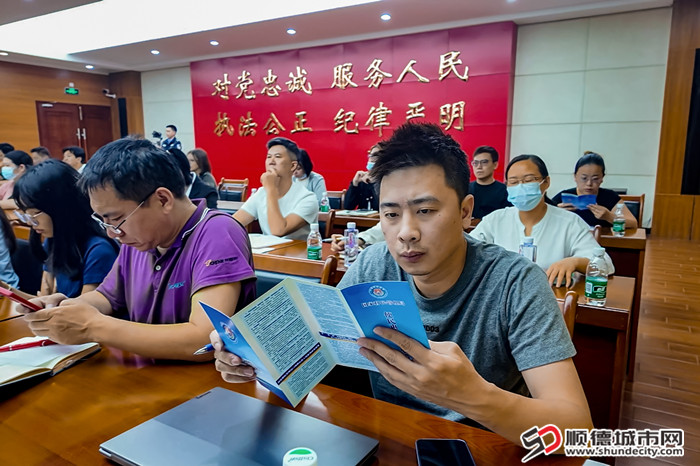 参会企业代表关注移民管理便民惠企政策措施.jpg