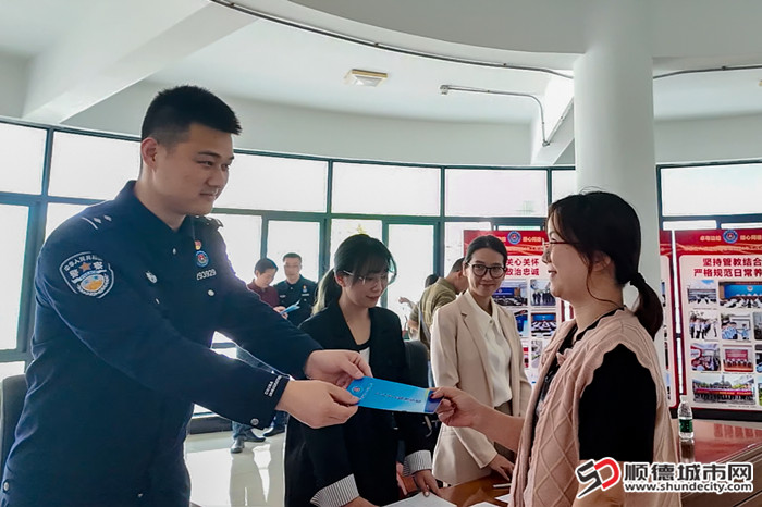 顺德边检站向企业代表派发移民管理便民惠企政策措施宣传册和广交会出入境通关调查问卷 .jpg