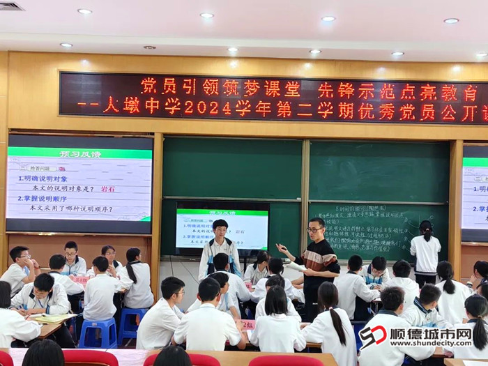 老师以《时间的脚印》为课题，引导学生探索时间的奥秘。.jpg
