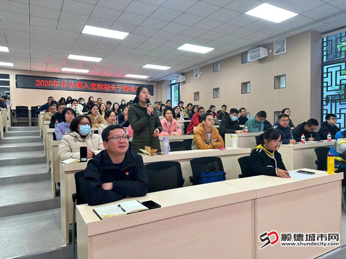 入党积极分子田铁梅诵读红色家书。.jpg