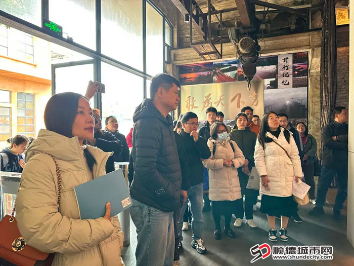 入党积极分子参观甘竹滩发电站历史展示馆。.jpg