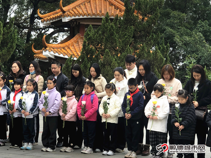 2.亲子家庭集体向革命先烈默哀_副本.jpg