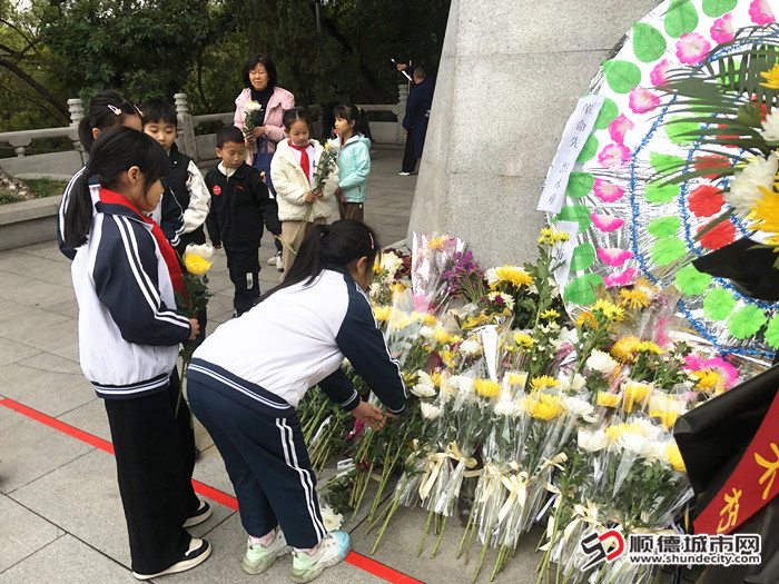 3.献上鲜花表达深切缅怀和崇高敬意_副本.jpg