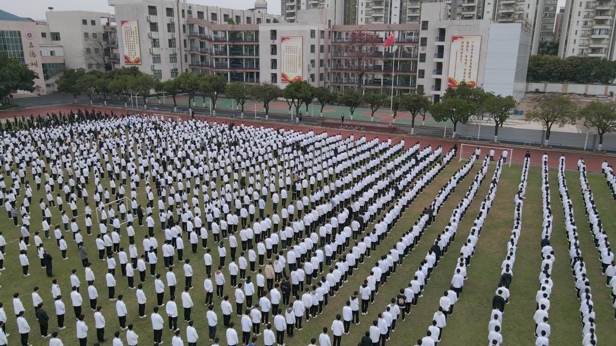 李兆基中学师生悼念李兆基。.jpg