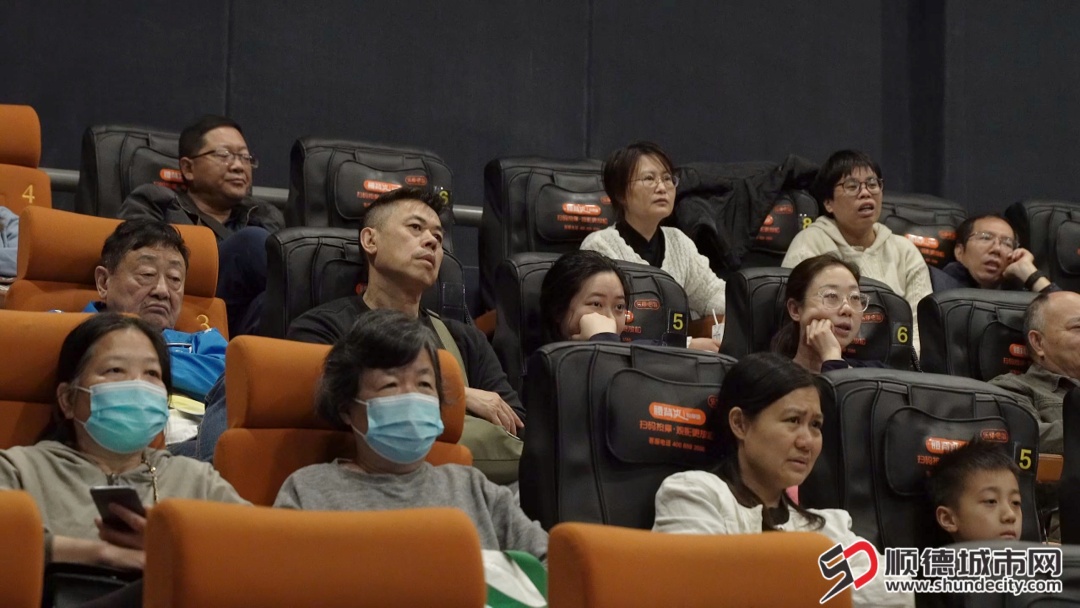 市民认真观看.jpg