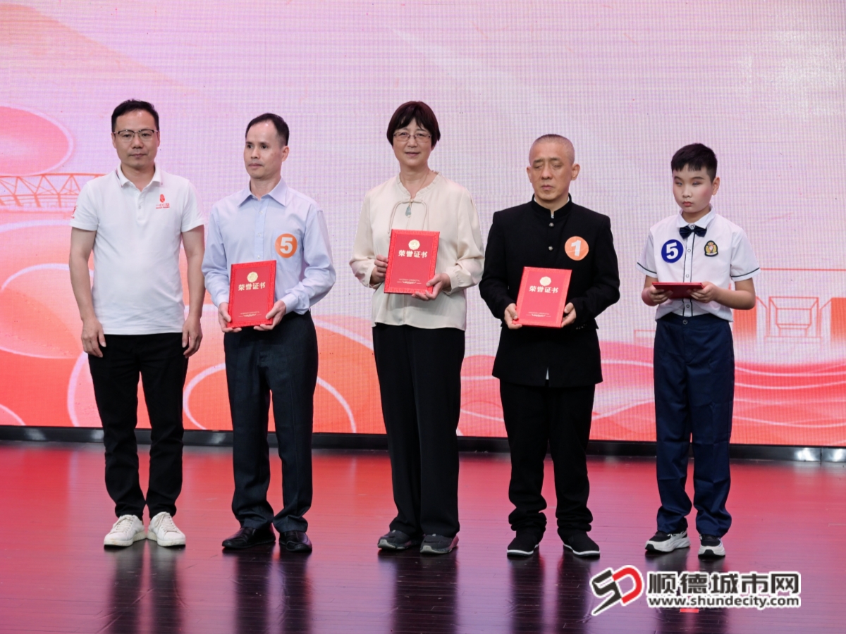 顺德张俐（中间）、赵维平（右二）分别获得盲人散文创作第三名。_副本.jpg