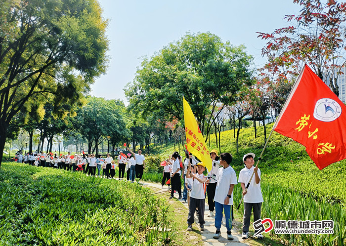 劳村小学行走的课堂徒步活动。.jpg