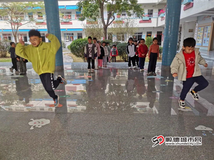 大闸小学利用体育课开展跳绳活动和跳格子比赛。.jpg