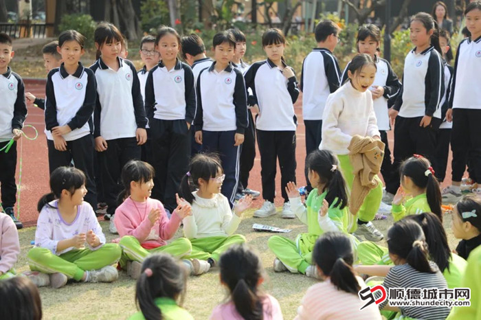 沙滘小学在体育课玩丢手绢游戏和甜甜圈游戏。.jpg