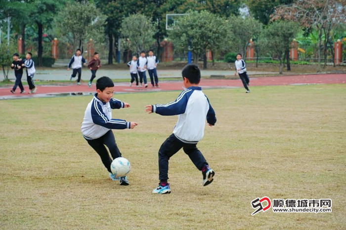 劳村小学体育科融合足球特色课程。.jpg