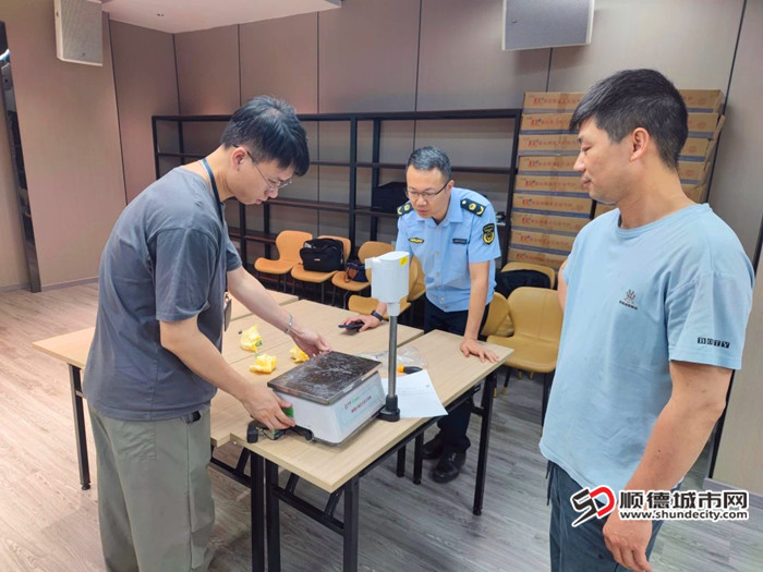 检查人员用标准砝码对电子秤进行核验。.jpg