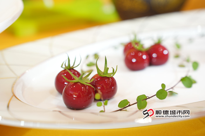 “樱桃”另有乾坤，其实是红酒鹅肝。.jpg