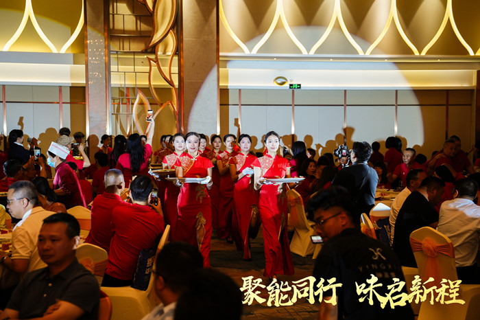 每道菜的上菜也都充满仪式感。.jpg