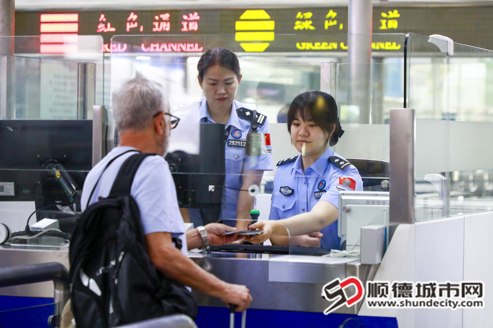 5月3日下午14时40分许，顺德边检站移民管理警察为外籍游客办理出入境手续_副本.jpg