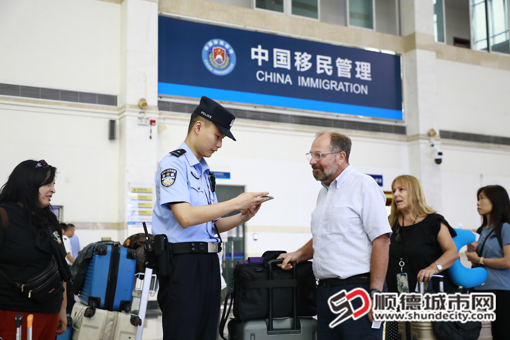 顺德边检站为外籍旅客解答出入境通关疑问_副本.jpg