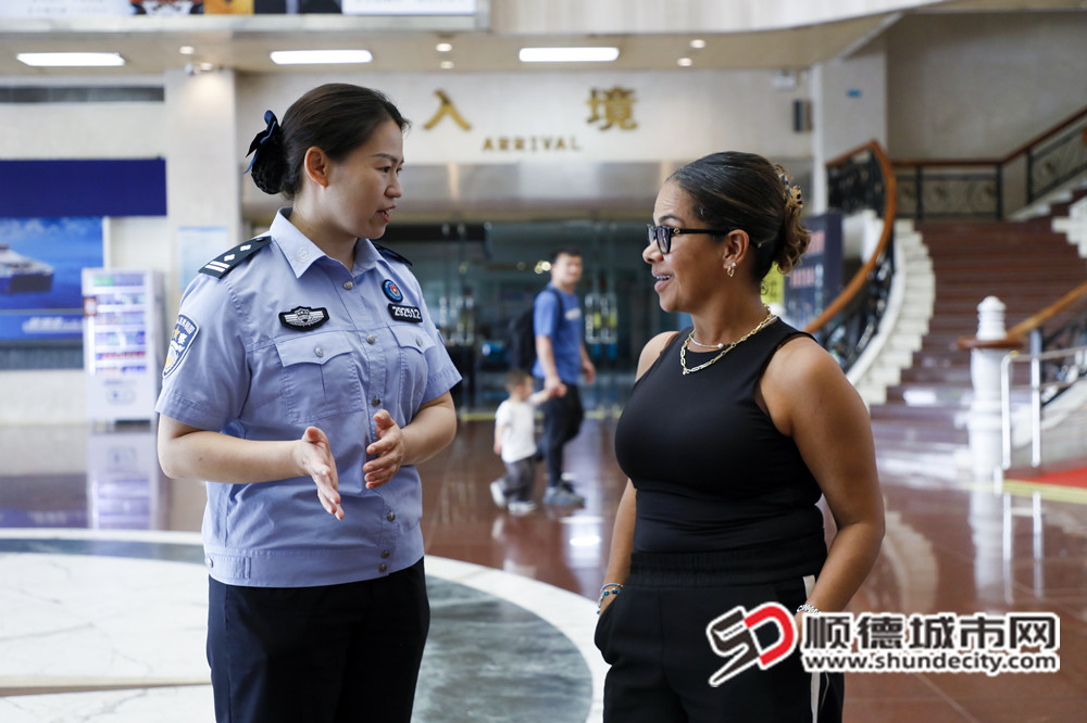 顺德边检站移民管理警察向墨西哥游客安吉丽娜介绍岭南文化特色_副本.jpg