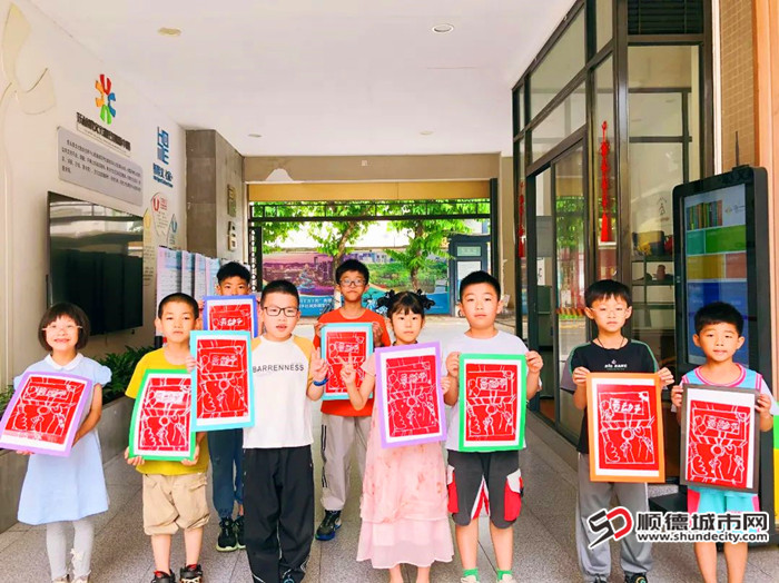 孩子们与自己的作品合影。.jpg
