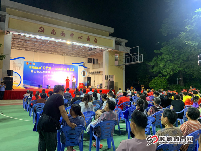 文艺汇演吸引群众到场参加活动。.jpg