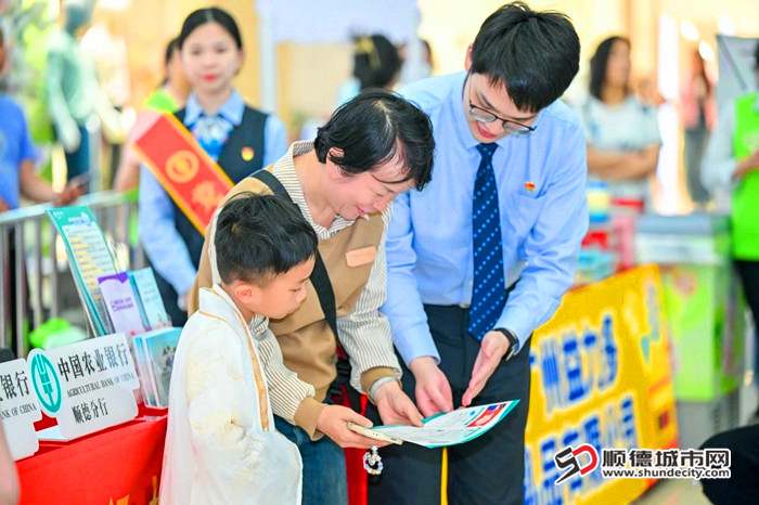 守护群众“钱袋子”。.jpg