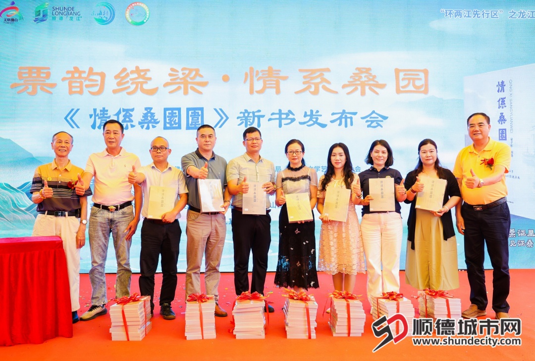 学校代表接受赠书.jpg