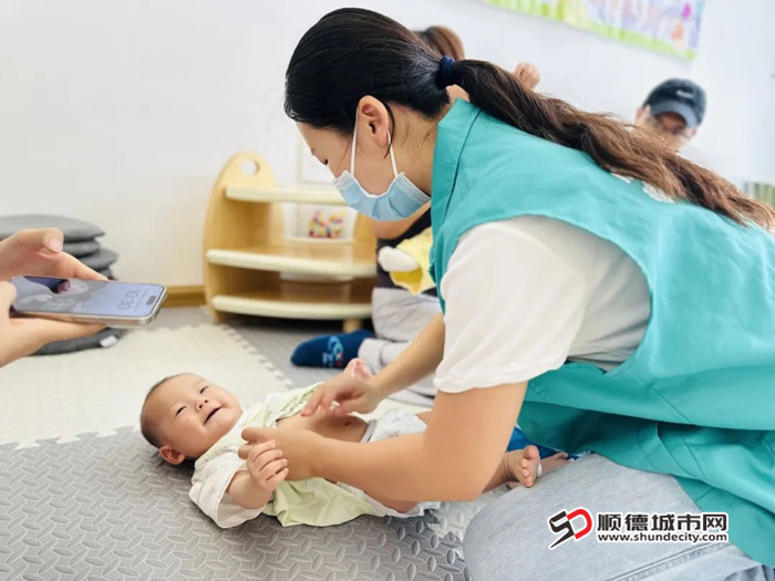 乐从健共体妇儿保健科医务人员现场演示并讲解小儿推拿手法。.jpg