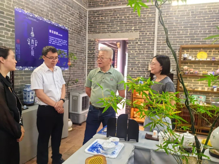 现场了解第二届佛山青年艺术周大墩村主会场展出情况。.jpg