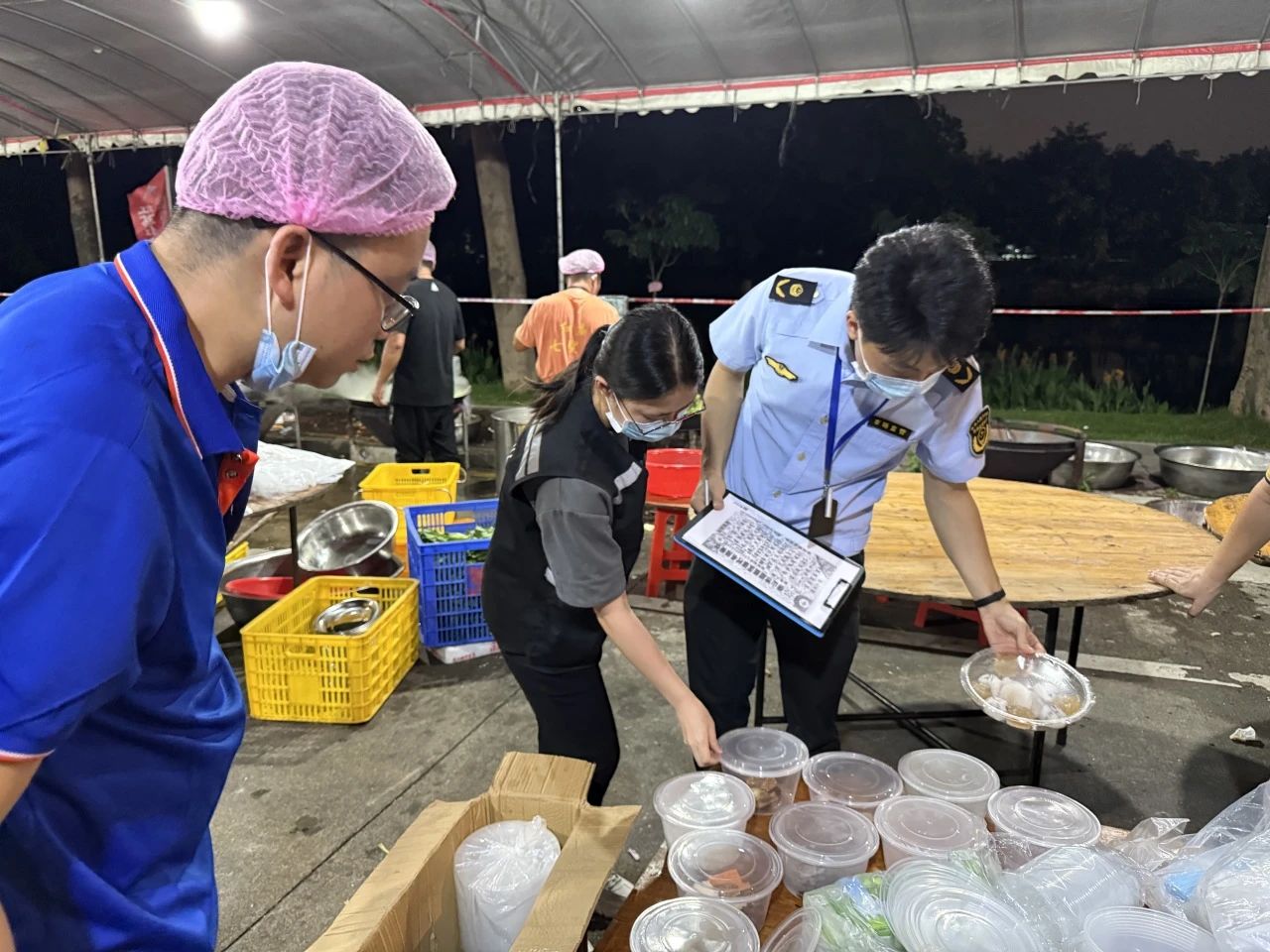 监管人员对聚餐食品留样开展检查.jpg