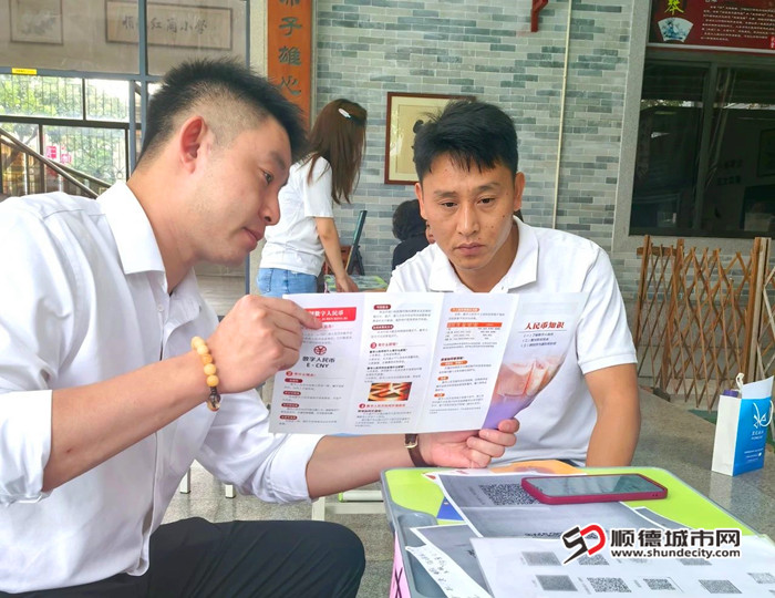 将金融安全知识送到群众身边。.jpg