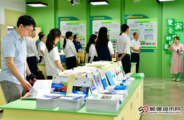 活动参与人员参观学校。.png