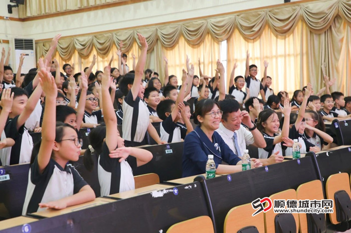 学生们踊跃互动。.jpg