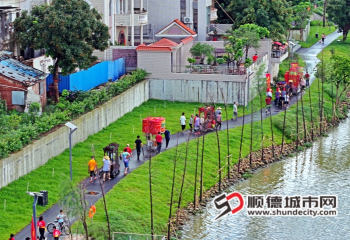 热闹的均安传统锣柜巡游。（摄影：李永健）  (1)_副本.jpg