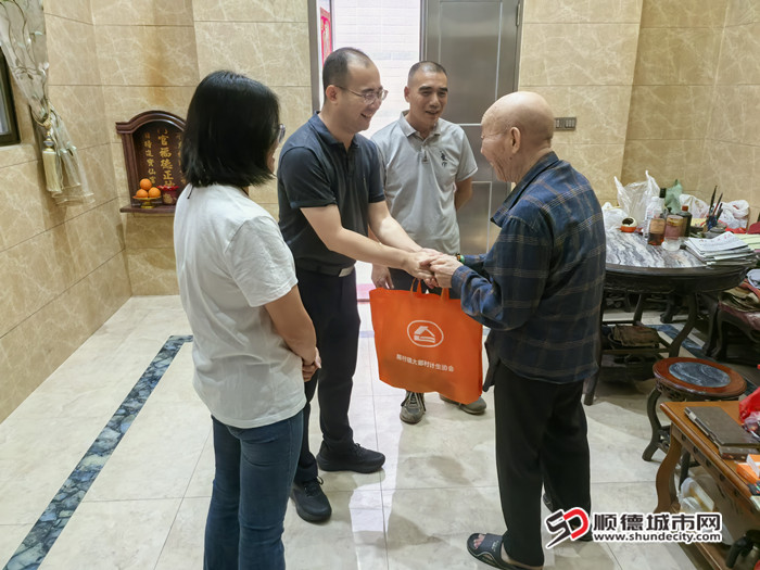 入户慰问困难群众_副本.jpg