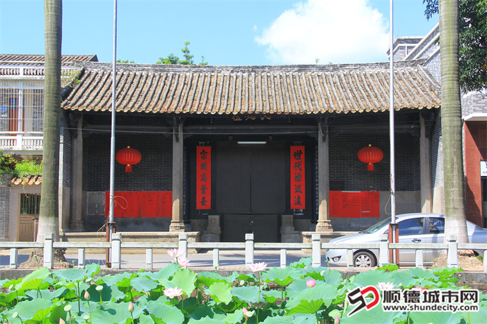 夏荷与朱氏始祖祠安静地相互映衬着。.jpg