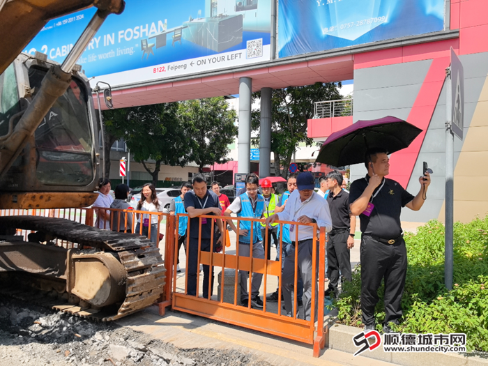 监督组实地考察南顺第二联围水体治理工程。.png