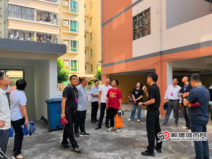 现场听取老旧小区改造情况介绍。.png