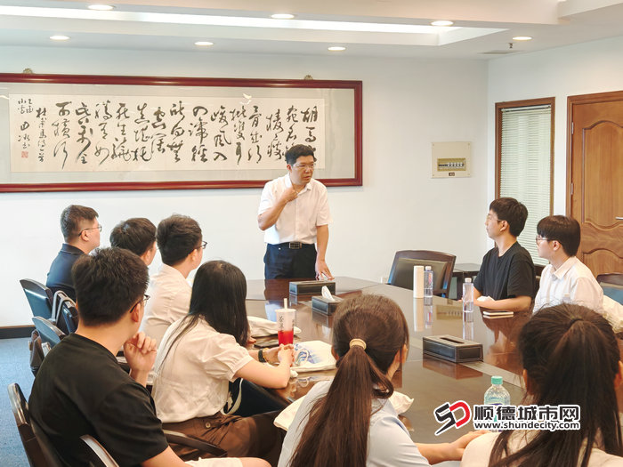 顺德区委常委、组织部长潘伟华与博士们进行交流。.jpg