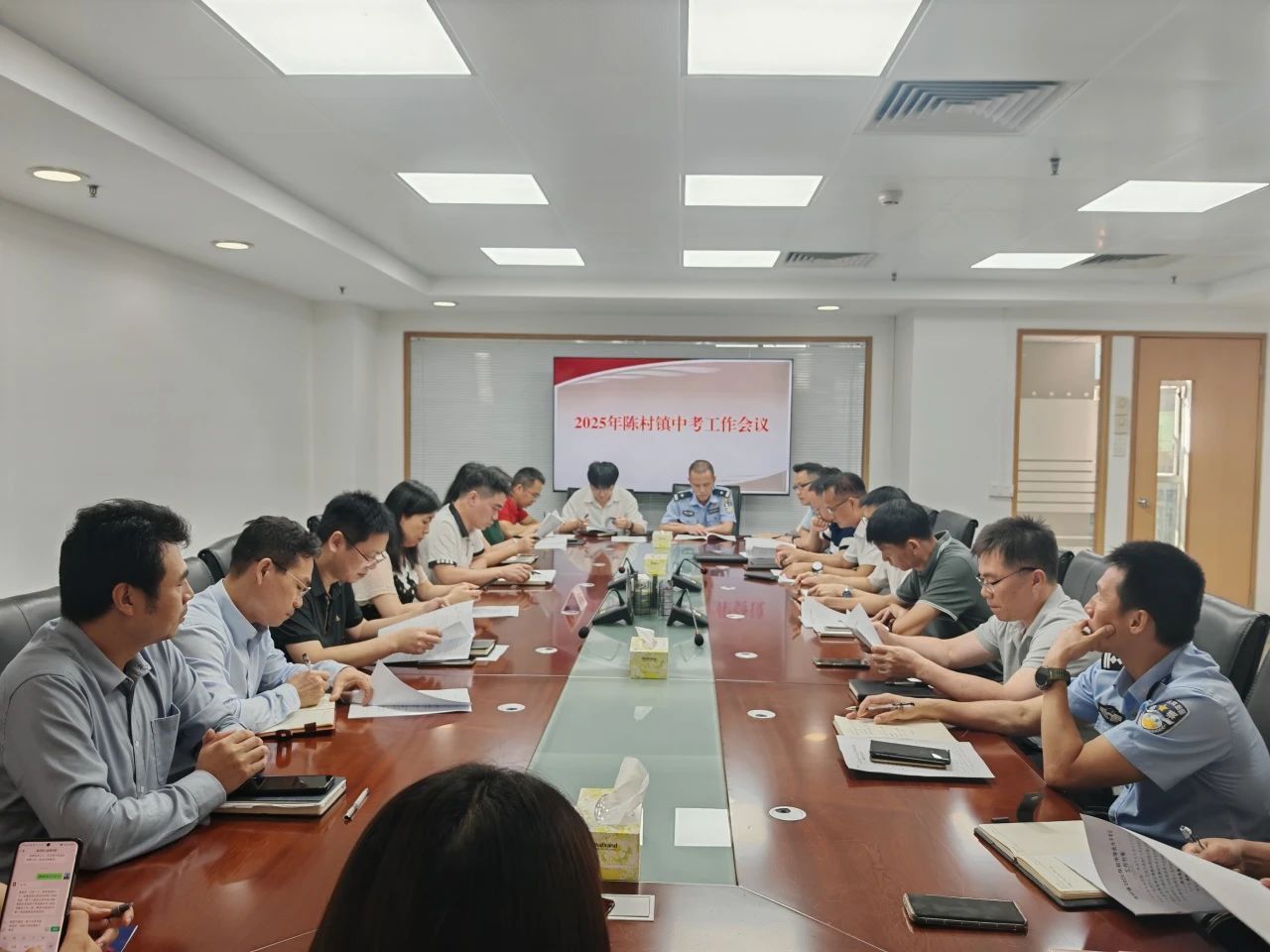 陈村镇组织召开2025年初中学业水平考试工作协调会议，全面动员和部署做好中考考务工作.jpg
