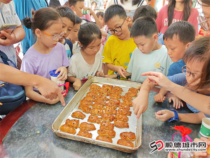 配图-小读者细心地指认自己独一无二的成品-张艳文拍摄.jpg
