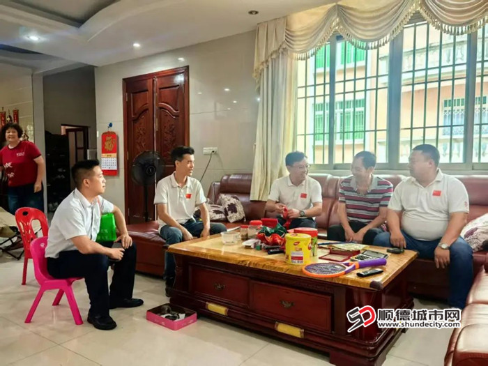 劳村村党委组织入户探访并颁发纪念章。.jpg