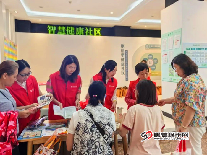 向过往群众派发宣传手册。.jpg