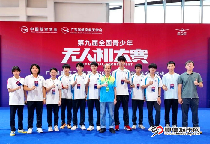 学子探索航空未来。.jpg