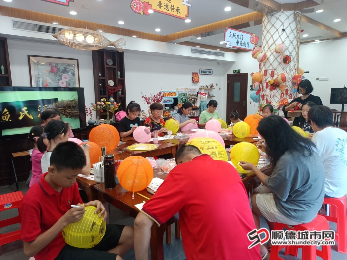 居民一起制作鱼灯会灯笼.jpg
