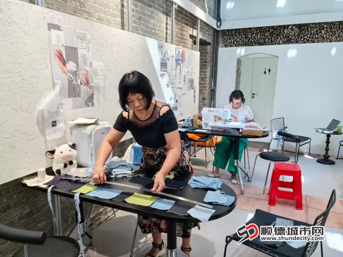居民共同制作蠔宅内的坐垫.jpg