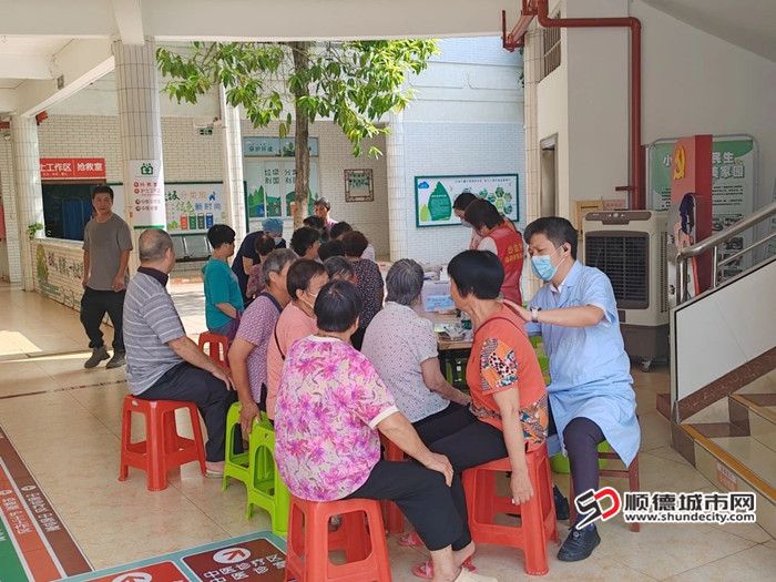 专家们耐心细致地为村民把脉问诊。.jpg