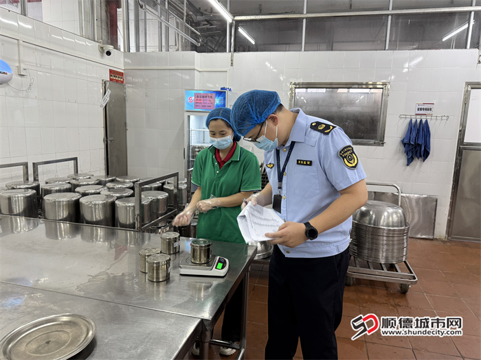 中考驻点人员监督食品留样情况.jpg