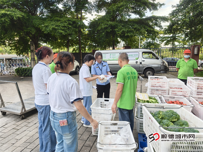 中考驻点人员监督食材进货查验情况.jpg