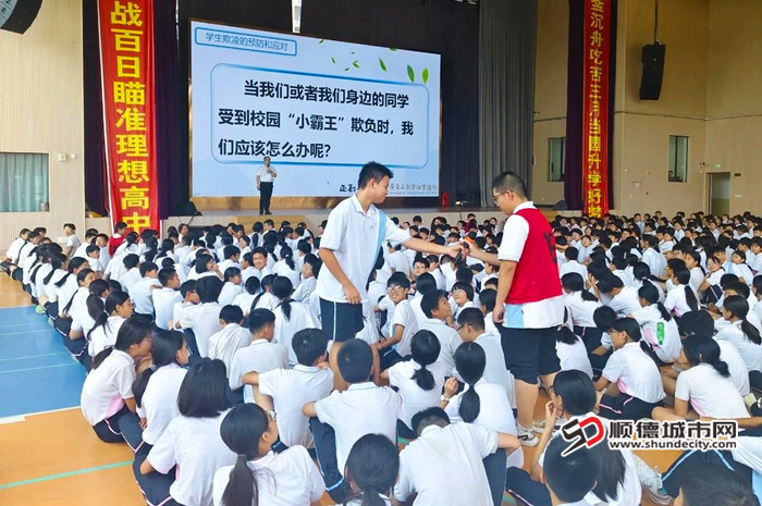 学生们积极互动。.jpg